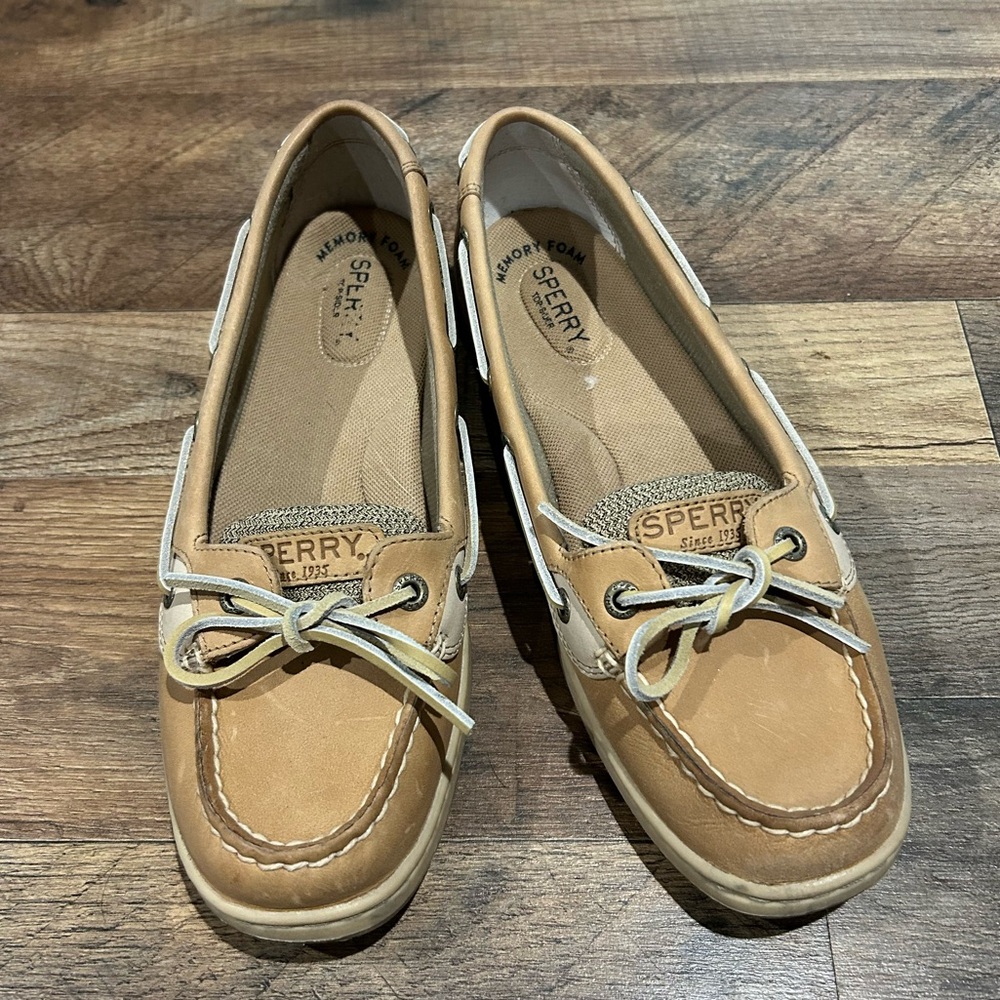Women’s size 8 sperrys